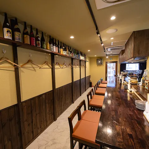 木のカウンターがある店内