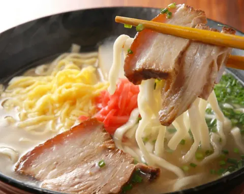 三枚肉がのった沖縄そば